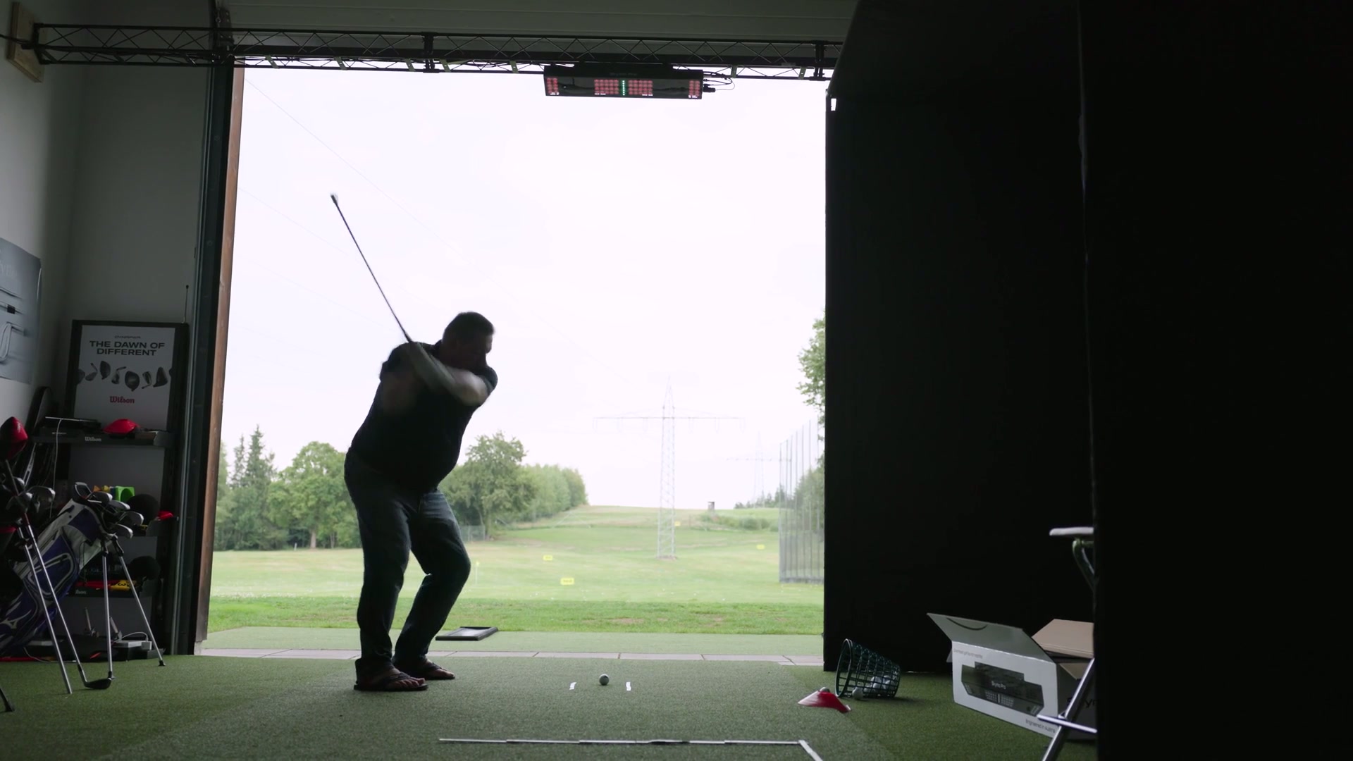 Golfer schlägt unter Skymo Pro